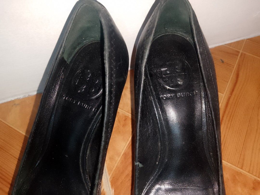 tory burch heeled shoes (Category: Sneakers & Footwear) located in La Carlota. Submitted by finders.keeperz.inc.2 (Listing ID 1465893953, Image 3). Description: this is an original tory burch piece my sister owned. sadly can't fit me n up for grabs. negotiable but at a reasonable price..