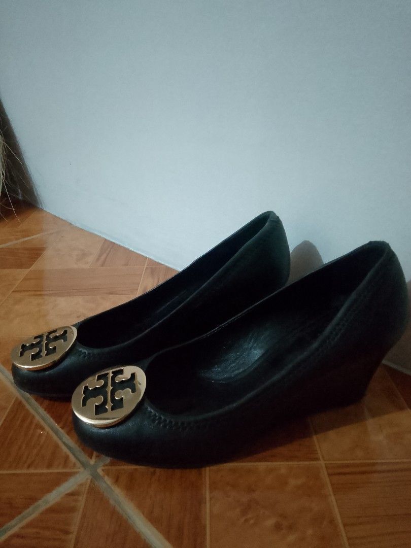 tory burch heeled shoes (Category: Sneakers & Footwear) located in La Carlota. Submitted by finders.keeperz.inc.2 (Listing ID 1465893953, Image 1). Description: this is an original tory burch piece my sister owned. sadly can't fit me n up for grabs. negotiable but at a reasonable price..