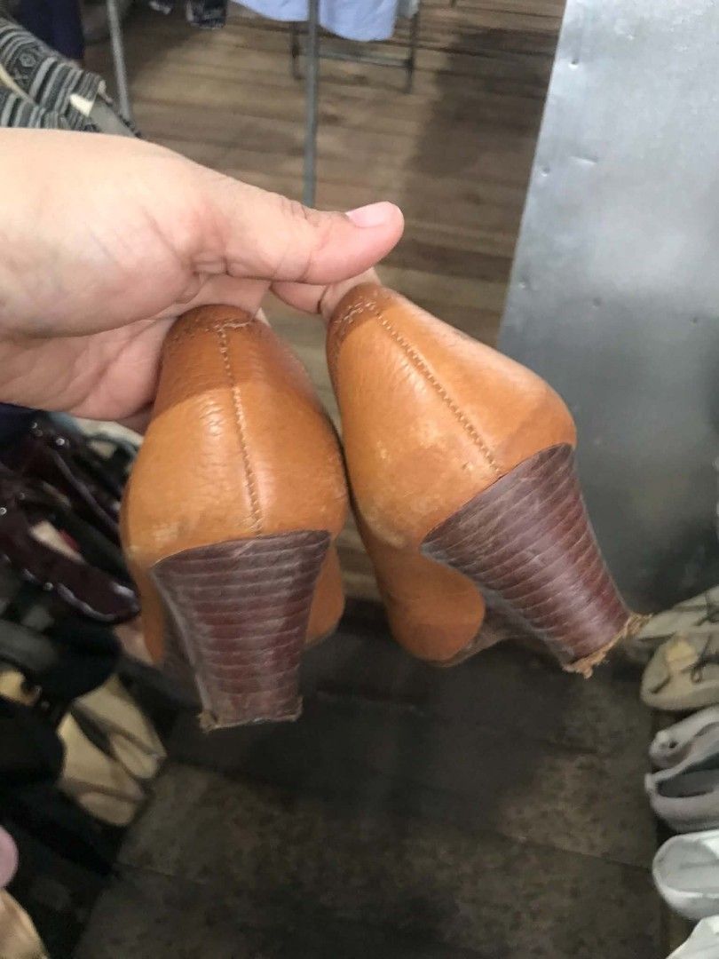Tory Burch Tan Leather Wedge Heels Size 5M (Category: Wedges) located in Midsayap. Submitted by purse_gedo (Listing ID 1465892436, Image 3). Description: - Brand: Tory Burch - Style: Tan leather wedge heels with slip-on design - Size: 5M (indicated on inner stamp) - Material: Genuine leather upper and lining, wooden wedge heel - Details: Classic round toe and iconic gold-tone metal logo medallion on the front - Origin: Made in Brazil - Condition: