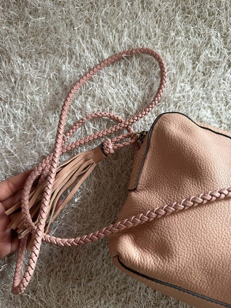 Tory cross body bag (Category: Cross-body Bags) located in Angeles City. Submitted by aiscanday (Listing ID 1465905250, Image 2). Description: preloved Japan Korea sign of used lang.