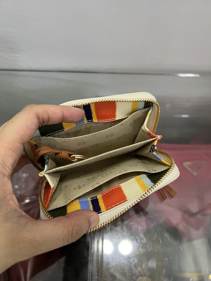 Toryburch Short Wallet (Category: Wallets & Card holders) located in Cabanatuan. Submitted by cristalyngonzales (Listing ID 1465902300, Image 2). Description: Very good cond minimal usage only .