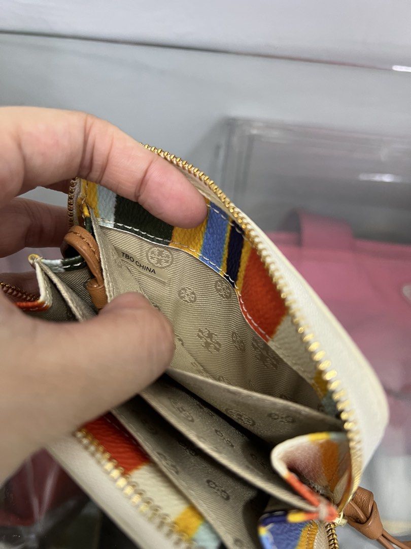 Toryburch Short Wallet (Category: Wallets & Card holders) located in Cabanatuan. Submitted by cristalyngonzales (Listing ID 1465902300, Image 3). Description: Very good cond minimal usage only .