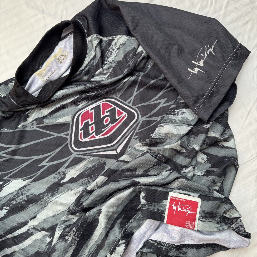 TROY LEE DESIGN (Category: Tshirts & Polo Shirts ) located in Pasig City. Submitted by jaaard (Listing ID 1465911036, Image 2). Description: Size L to xl 23x29front 32back Goodcondition.