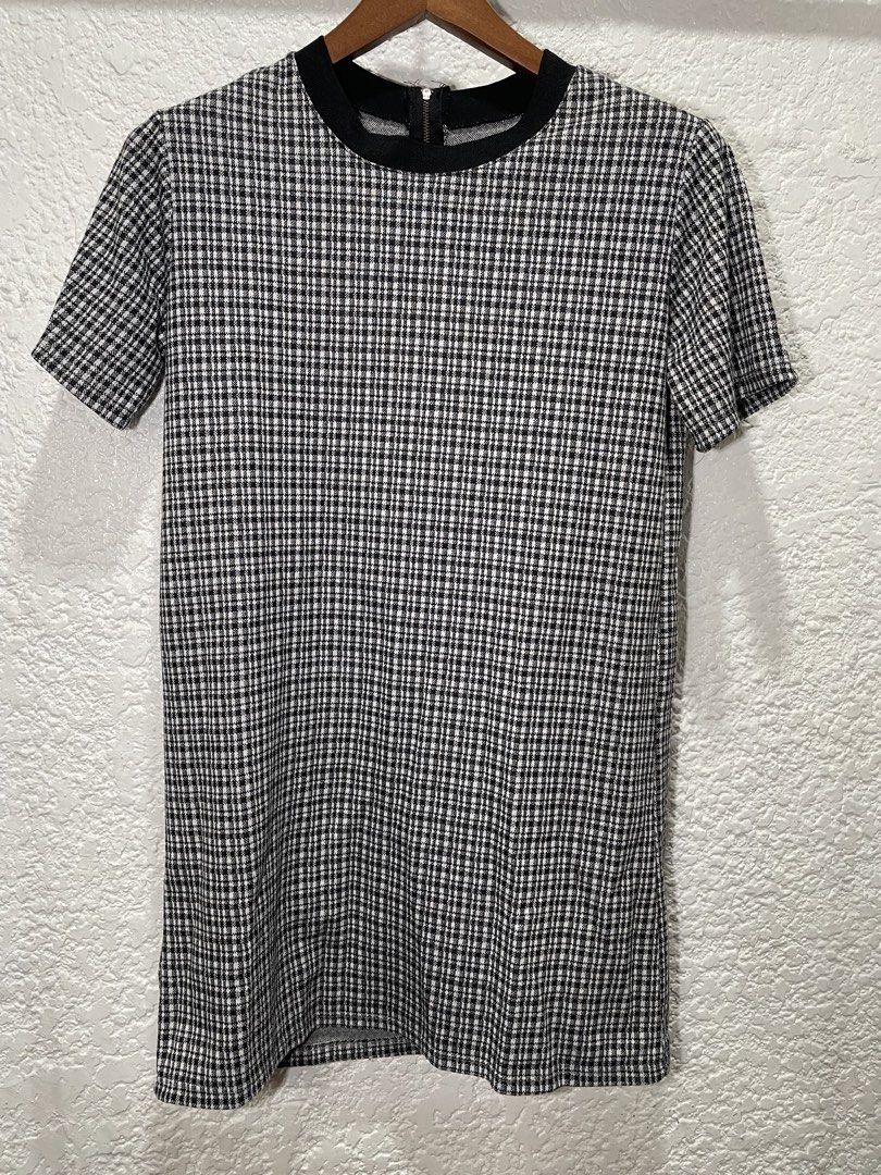 T-shirt dress (Category: Dresses) located in Paranaque City. Submitted by mansiii (Listing ID 1465835067, Image 1). Description: - cotton fabric - has a zipper at the back.