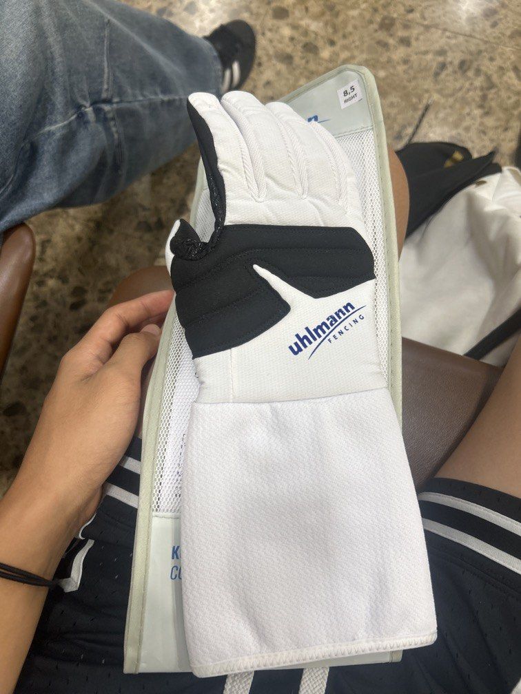 Uhlmann Combination Glove "Performer" Fencing Glove （分類：運動服裝）位於 Hong Kong。 由 lax_10101 提交（商品編號 1465773204，圖片 2）。簡介： Brand new never used, Right hand Size 8.5 Negotiable price.。
