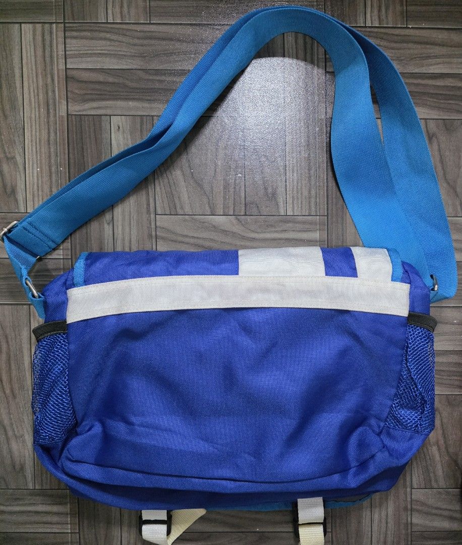 Umbro England Shoulder Messenger Bag (Category: Sling Bags) located in Quezon City. Submitted by thriftstershop (Listing ID 1465900759, Image 3). Description: Brand: Umbro Condition: Excellent Meet up: Trinoma or LRT 2 Anonas Shipping: LBC - Weekdays J&T - Weekends.