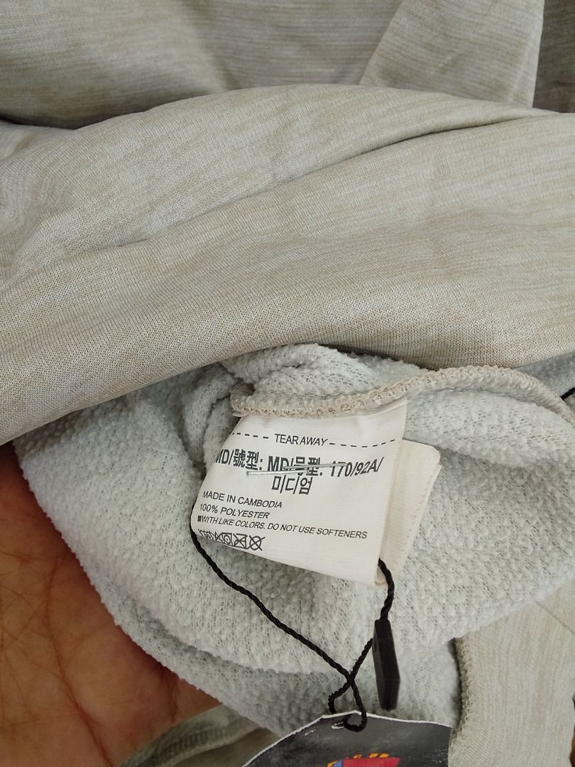 Under armour (Category: Coats, Jackets and Outerwear) located in Quezon City. Submitted by kema2191 (Listing ID 1465807681, Image 3). Description: .