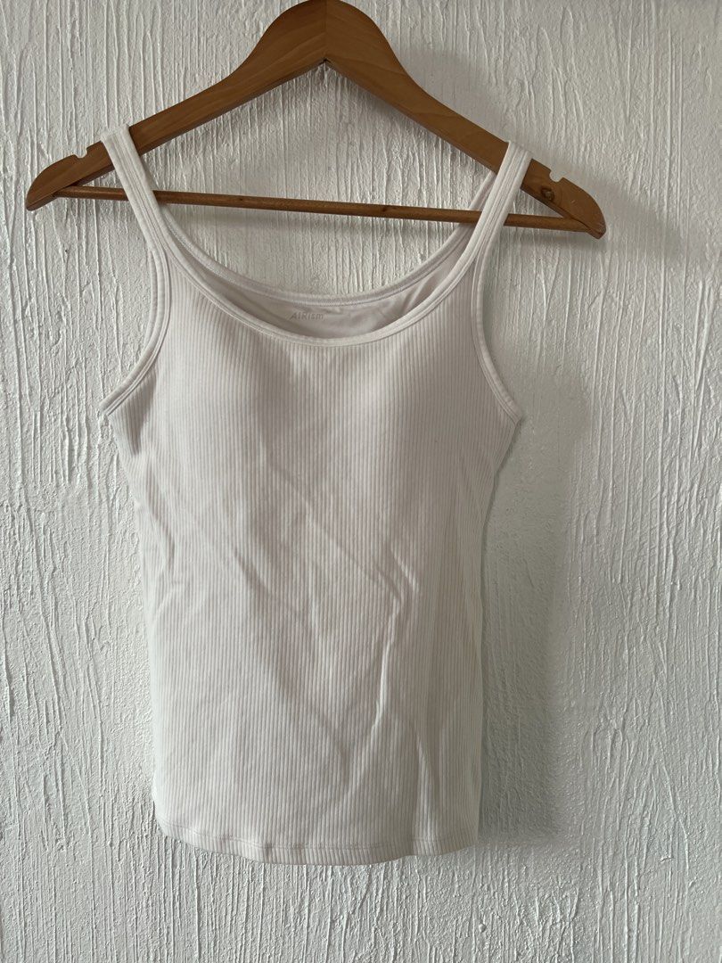 Uniqlo Airism Medium Bra padded (Category: Sleeveless) located in Amadeo. Submitted by mavmadel (Listing ID 1465822907, Image 1). Description: -medium size -condition 9.5/10 -color rate 10/10.