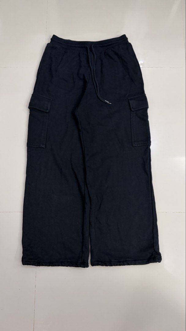 Uniqlo Black Cargo Sweatpants Size L (Category: Joggers) located in Lipa City. Submitted by cokelight11 (Listing ID 1465780785, Image 2). Description: - Brand: Uniqlo - Color: Black - Size: L (Waist: 69-75cm) - Material: Comfortable cotton and polyester blend - Features: Practical side cargo pockets and adjustable elastic drawstrings at the hem - Style: Versatile streetwear piece that is easy to style, wear loose or cinched.