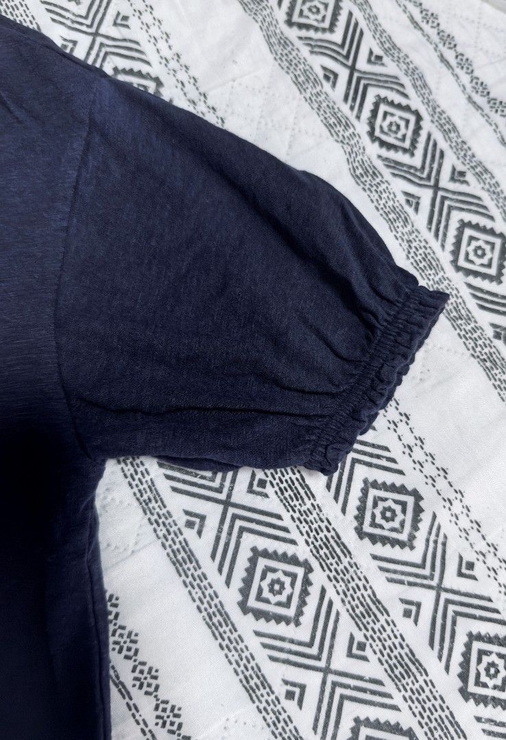 Uniqlo Blouse, Small (Category: Blouses) located in Naga. Submitted by princessta62477 (Listing ID 1465827580, Image 2). Description: .
