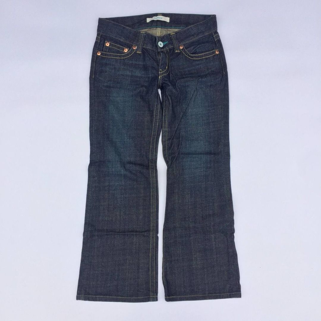 UNIQLO Bootcut Low rise Jeans Pants (Category: Jeans) located in Pagsanjan. Submitted by ovothrift (Listing ID 1465864733, Image 1). Description: length - 36 size - 32 hem - 10 thigh - 11.5 front rise - 7.5 back rise - 12.5 very good condition need wash no issue authentic Feel free to message me if you have questions or want more photos random freebies each order Style: Bootcut / Boyfriend jeans Color: Dark wash denim blue.