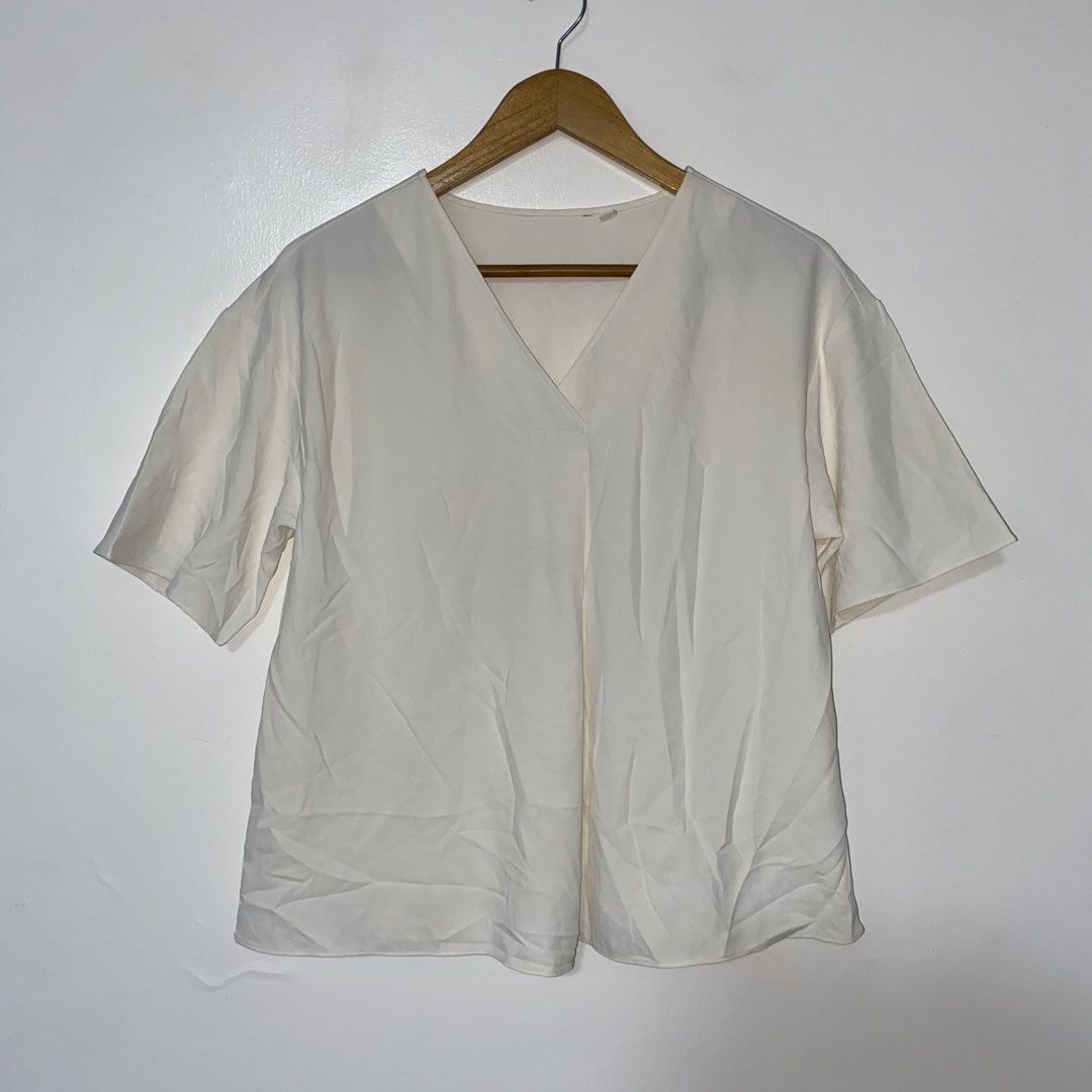 SALE‼️UNIQLO drape v neck top (Category: Blouses) located in San Jose del Monte. Submitted by mamiracky (Listing ID 1465885816, Image 2). Description: Last price posted In good condition No flaws No when worn .
