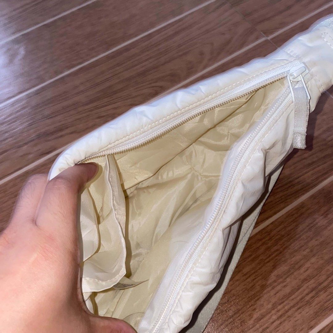 Uniqlo dumpling bag (Category: Shoulder Bags) located in Paete. Submitted by fat.archives (Listing ID 1465850157, Image 2). Description: Just need wash.