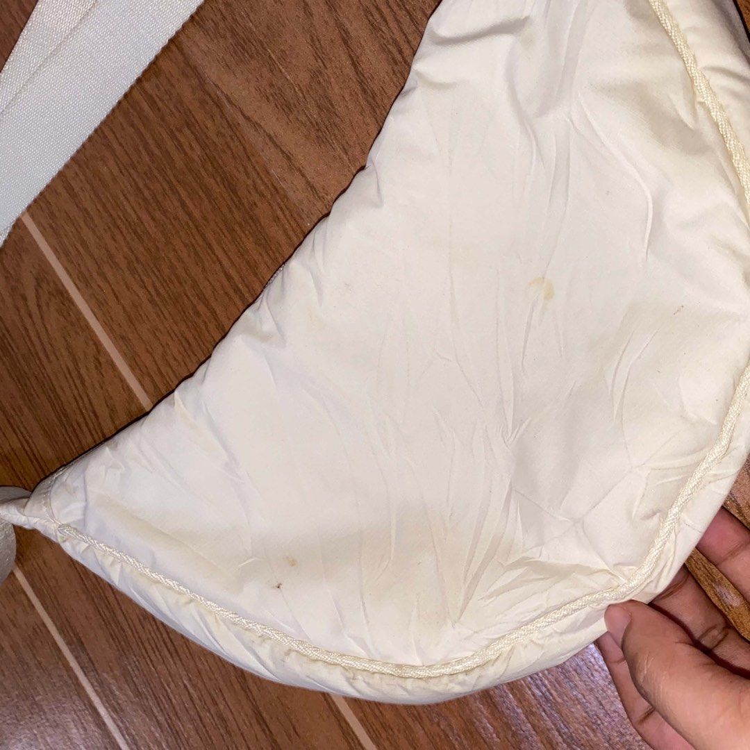 Uniqlo dumpling bag (Category: Shoulder Bags) located in Paete. Submitted by fat.archives (Listing ID 1465850157, Image 3). Description: Just need wash.