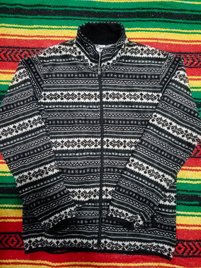 Uniqlo Fair Isle Fleece Full Zip Jacket Size M (Category: Coats, Jackets and Outerwear) located in Pasay City. Submitted by zildsebas (Listing ID 1465927049, Image 1). Description: - Brand: Uniqlo - Style: Full-zip fleece jacket with classic Fair Isle pattern - Color: Black, grey, and white - Size: Medium (Regular fit) - Hardware: Smooth and durable YKK front zipper - Features: Stand collar, soft and cozy interior/exterior - Condition: Excellent 