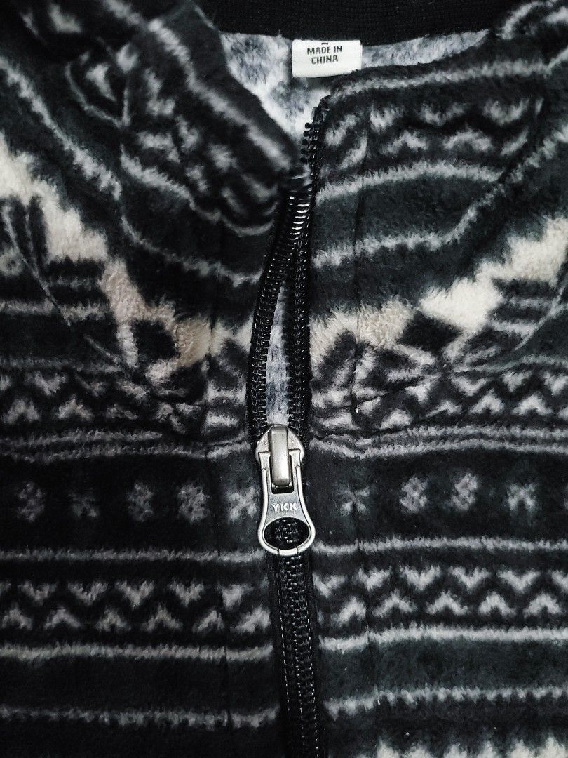 Uniqlo Fair Isle Fleece Full Zip Jacket Size M (Category: Coats, Jackets and Outerwear) located in Pasay City. Submitted by zildsebas (Listing ID 1465927049, Image 2). Description: - Brand: Uniqlo - Style: Full-zip fleece jacket with classic Fair Isle pattern - Color: Black, grey, and white - Size: Medium (Regular fit) - Hardware: Smooth and durable YKK front zipper - Features: Stand collar, soft and cozy interior/exterior - Condition: Excellent 