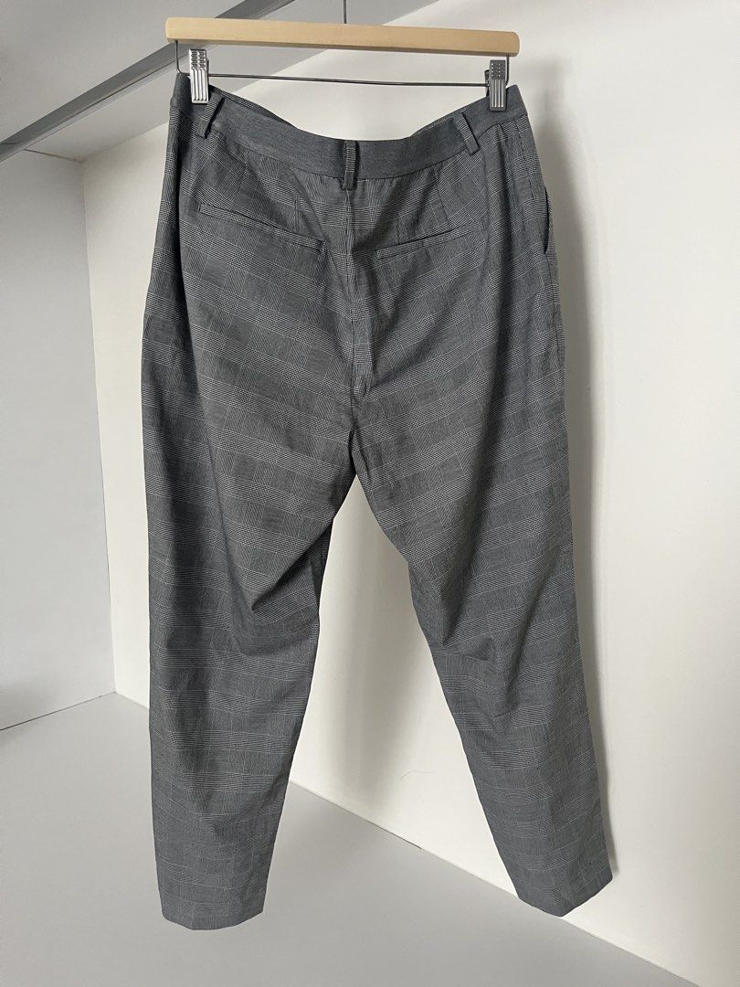 Uniqlo Grey Plaid Ankle Pants (Category: Trousers) located in Quezon City. Submitted by cooperminie (Listing ID 1465816102, Image 2). Description: - Brand: Uniqlo - Item: Grey plaid pants - Size: XXL (Waist: 81-87 cm, Hips: 106-112 cm) - Material: Polyester, rayon, and spandex blend with stretch fabric - Features: Comfortable fit, classic checked pattern, versatile for work or casual outings.