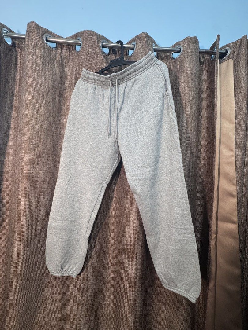 Uniqlo Grey Sweatpants Size L (Category: Joggers) located in Naga. Submitted by danisj (Listing ID 1465948016, Image 1). Description: - Brand: Uniqlo - Size: Large - Material: 100% Cotton (very soft and comfortable) - Features: Elastic waistband with adjustable drawstring, ribbed ankle cuffs, and two side pockets - Condition: Clean, tags attached inside.