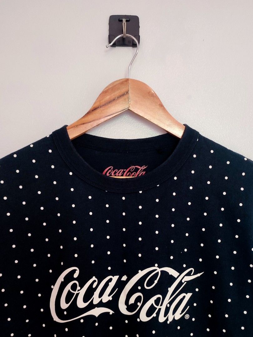 Uniqlo Gu x Coca Cola Tee (Category: Tshirts & Polo Shirts ) located in Ibajay. Submitted by trendholicrepublique (Listing ID 1465769510, Image 2). Description: Uniqlo Gu x Coca Cola Tee 129 Php Color Rate 9.5/10 Medium On Tag (22 x 26) Very Good Condition (need wash.