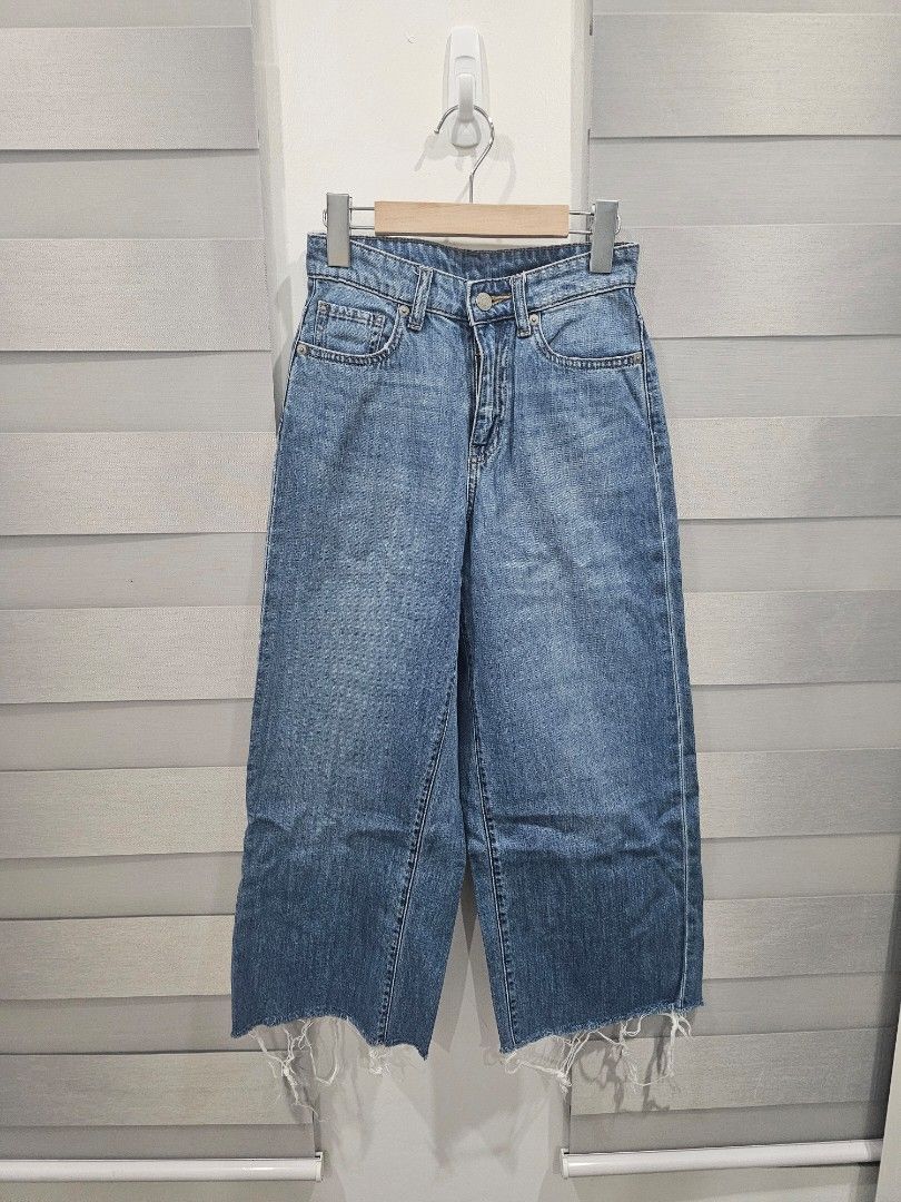Uniqlo Jeans (Category: Jeans) located in Manaoag. Submitted by dressupdear (Listing ID 1465797782, Image 1). Description: 280 EACH Uniqlo Wide Leg Cropped Jeans, 22 (56cm on tag) Uniqlo Natural Fit Jeans, 24 (61 cm on tag).