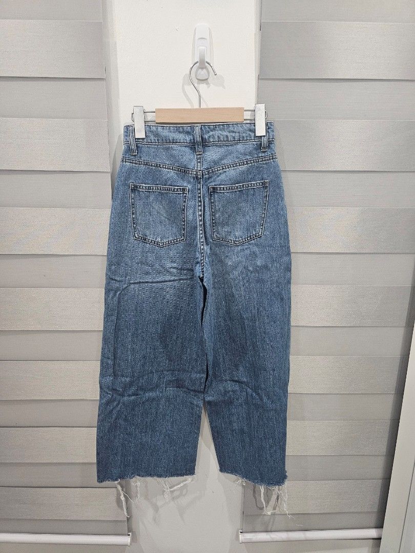 Uniqlo Jeans (Category: Jeans) located in Manaoag. Submitted by dressupdear (Listing ID 1465797782, Image 2). Description: 280 EACH Uniqlo Wide Leg Cropped Jeans, 22 (56cm on tag) Uniqlo Natural Fit Jeans, 24 (61 cm on tag).