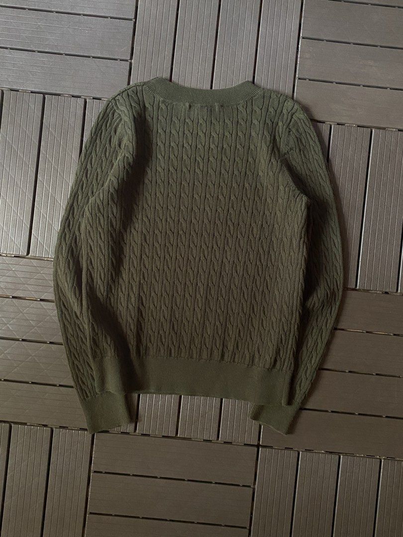 Uniqlo Knitted Sweater (Category: Activewear) located in Puerto Princesa. Submitted by streetnfinds (Listing ID 1465770663, Image 2). Description: Length: 22" Width: 16.5" Sleeve Length: 23" Small.