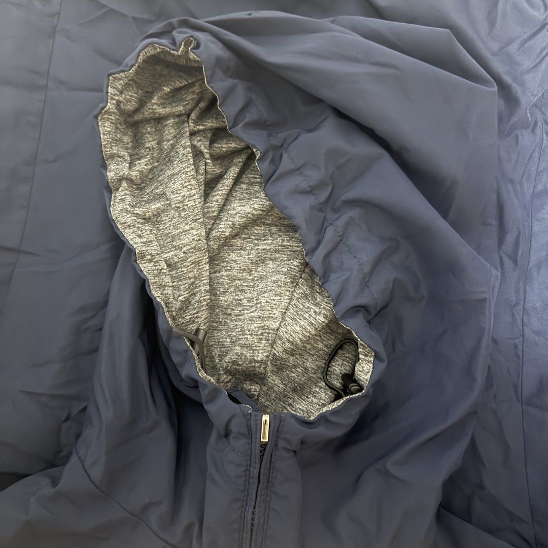 UNIQLO Reversible Jacket in Navy - Size M (Category: Coats, Jackets and Outerwear) located in Quezon City. Submitted by chryswb (Listing ID 1465783084, Image 3). Description: - Size - M - Smooth Fabric - Reversible Parka - Location of Seller - Near New Manila, Quezon City - MOP : GCash - Delivery fee c/o buyer - Proof of payment before delivery. Feel free to send me a message for further inquiries..