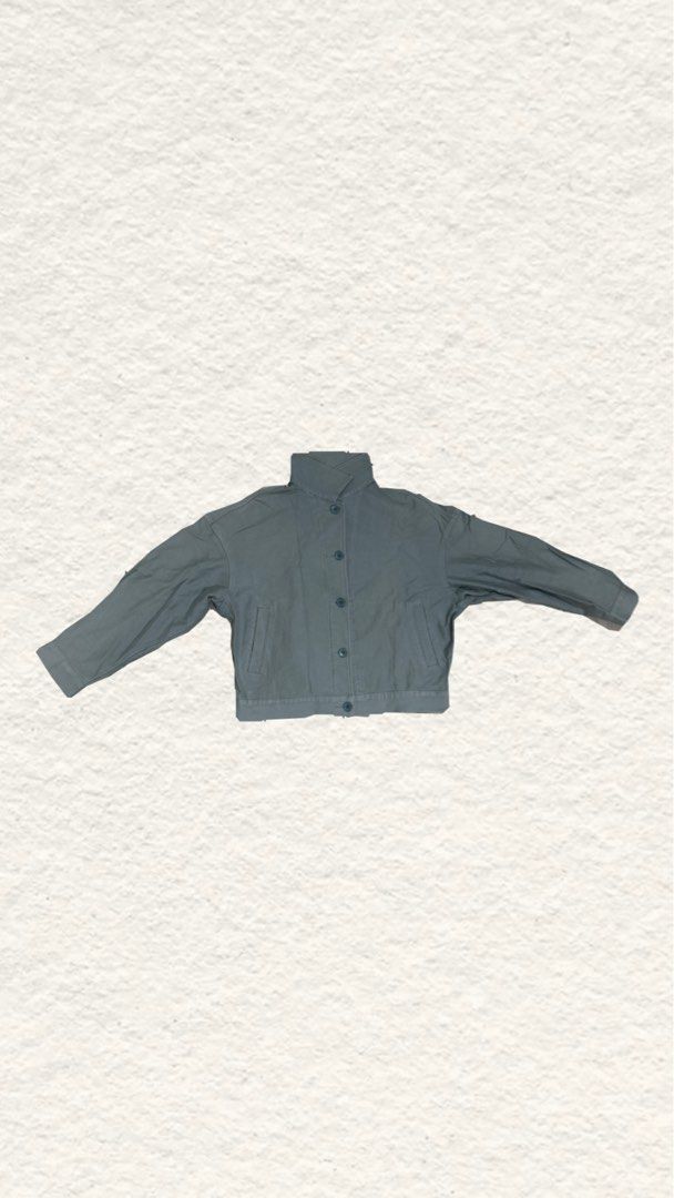 Uniqlo Sage green button-up casual jacket (Category: Coats, Jackets and Outerwear) located in Quezon City. Submitted by zealhorse_a9f3c3 (Listing ID 1465883053, Image 1). Description: - Color: Sage green - Fit: Cropped, boxy cut - Material: Lightweight cotton twill - Details: Structured collar, front button closure, button cuffs - Pockets: Two vertical welt pockets at the waist - Condition/Use: Great basic outerwear for cooler days.