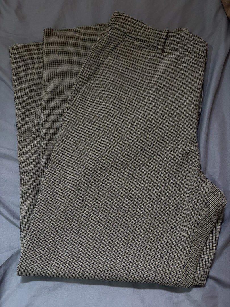 Uniqlo Smart Ankle Pants Size L (Category: Jeans) located in Taguig. Submitted by katalonia (Listing ID 1465842648, Image 2). Description: Used twice rfs: not my style bought for 1990.