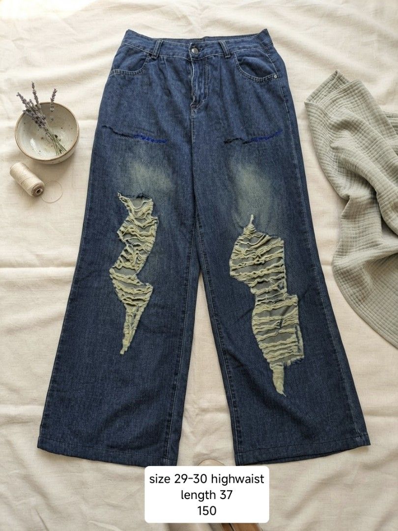 Unisex Baggy Pants (Category: Jeans) located in Las Pinas. Submitted by dnbrbnt (Listing ID 1465814383, Image 1). Description: size 29-30 highwaist length 37 loc. las piñas.