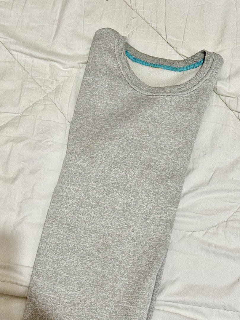 Unisex Marled Grey Oversized Pullover Sweatshirt (Category: Coats, Jackets and Outerwear) located in Taguig. Submitted by lgabiana (Listing ID 1465947075, Image 3). Description: Large to XL size.