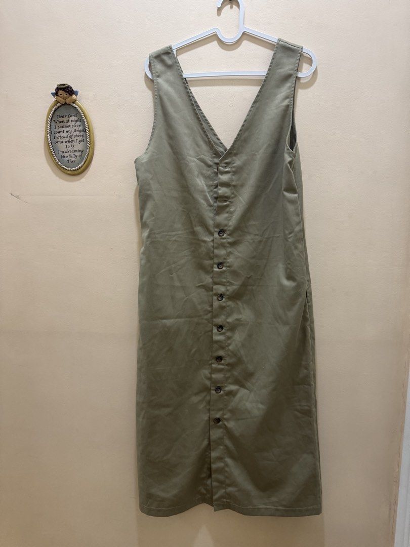 V Neck Straight Dress (Category: Jumpsuits) located in Caloocan City. Submitted by vanityplum (Listing ID 1465859771, Image 1). Description: .