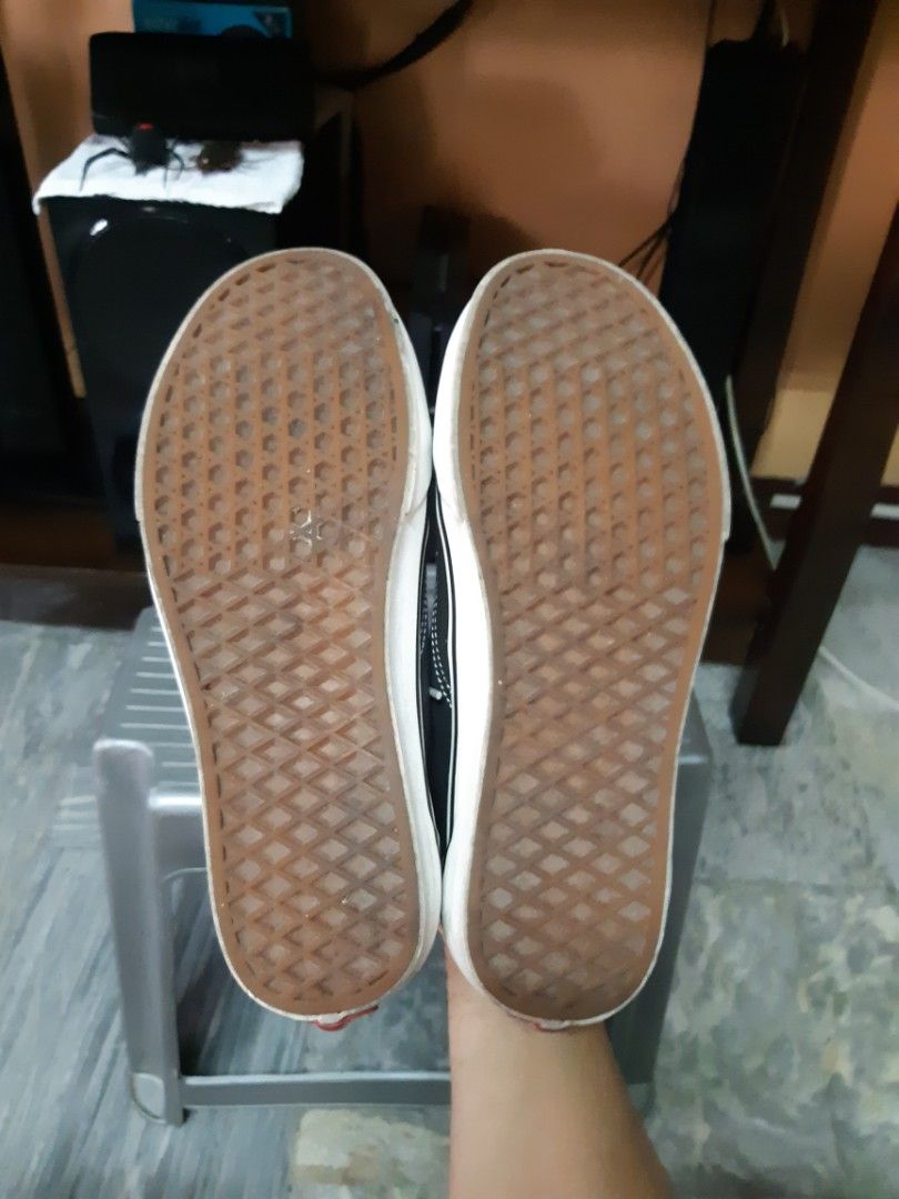 Vans old skool black & white (Category: Sneakers) located in Quezon City. Submitted by littlebigscore (Listing ID 1465839879, Image 3). Description: Size 9M - No box.
