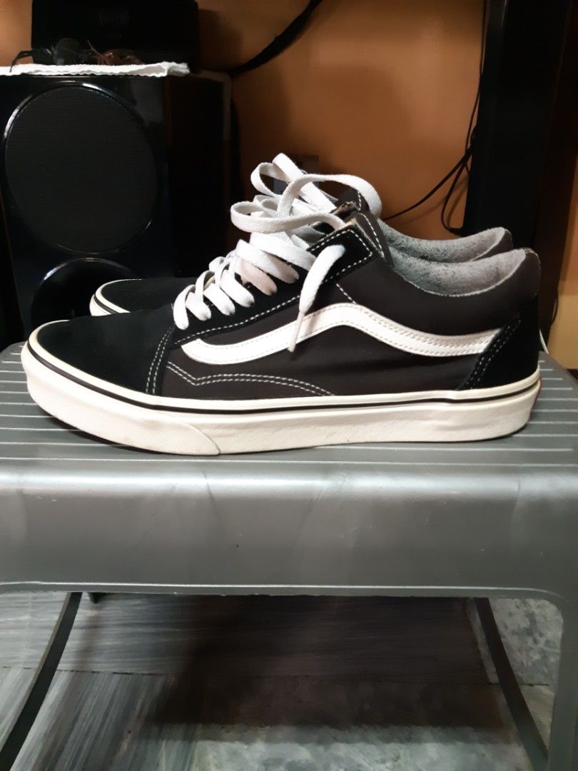 Vans old skool black & white (Category: Sneakers) located in Quezon City. Submitted by littlebigscore (Listing ID 1465839879, Image 1). Description: Size 9M - No box.