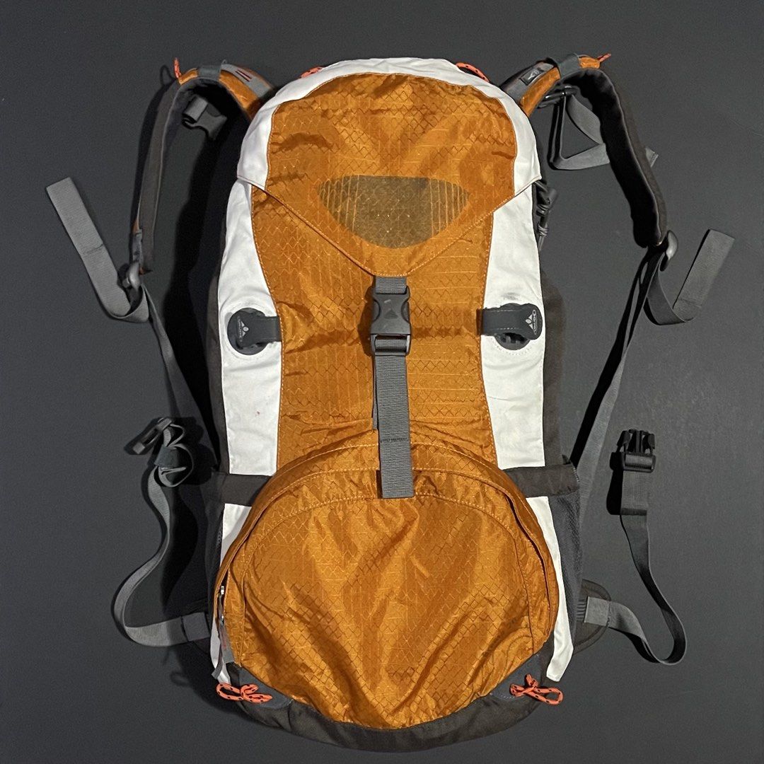 Vaude Brenta 26 Rusty Mocha (Category: Hiking & Camping) located in Manila. Submitted by sole_origin (Listing ID 1465761180, Image 2). Description: FOR SALE LEGIT / AUTHENTIC Vaude Brenta 26 Rusty Mocha 26Liters with raincover Slightly used, good condition -₱2,000 only Shipping via LBC / J&T / JRS / Lalamove 📍BGC, Taguig.