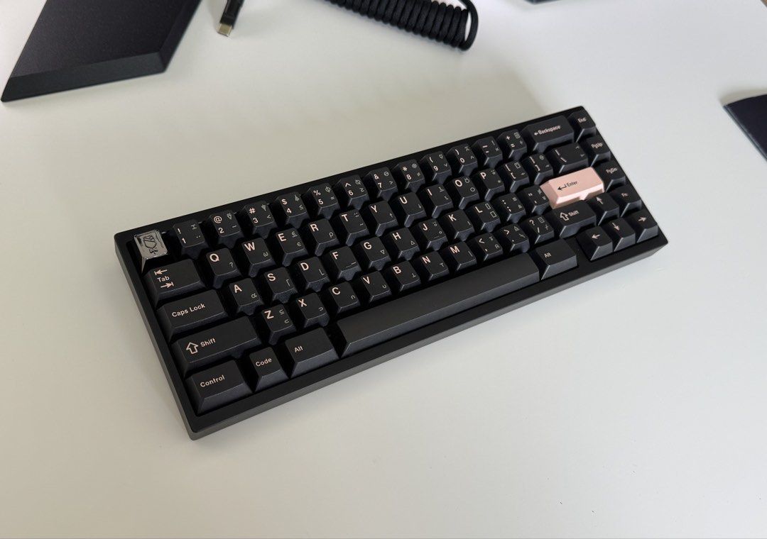 Vega 65 - Black - FULLY BUILT Keyboard （分類：電腦鍵盤及相關產品）位於 Hong Kong。 由 spraypiro02 提交（商品編號 1465381956，圖片 2）。簡介： Vega 65 - FULLY BUILT Keyboard: - Hotswap - Black - GMK Olivia R3 Blacked Out - Black Mr Suit Artisan - Lubed H1 Switches - Lubed TX Stabs - Keyboard Case Included。