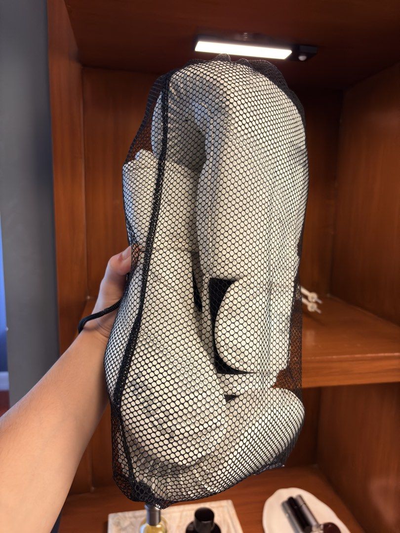 VENUM Boxing Gloves 14oz (Category: Combat Sports) located in Manila. Submitted by notcarlow (Listing ID 1465817186, Image 3). Description: VENUM Contender 1.5 Boxing Gloves 14oz White/Silver Used in good condition 📍Mandaluyong .
