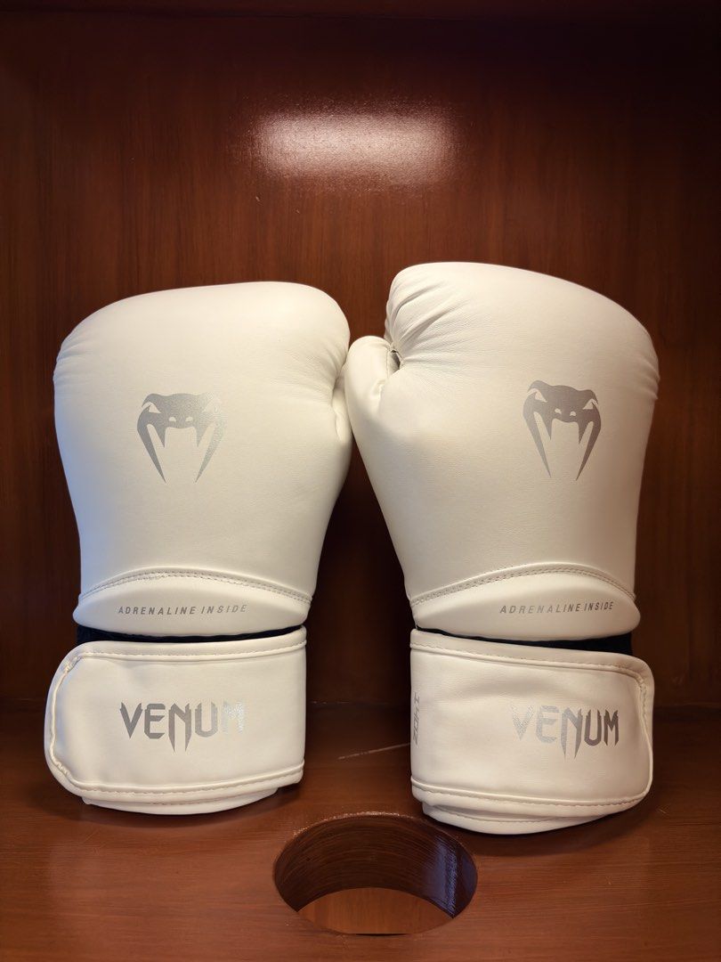VENUM Boxing Gloves 14oz (Category: Combat Sports) located in Manila. Submitted by notcarlow (Listing ID 1465817186, Image 2). Description: VENUM Contender 1.5 Boxing Gloves 14oz White/Silver Used in good condition 📍Mandaluyong .