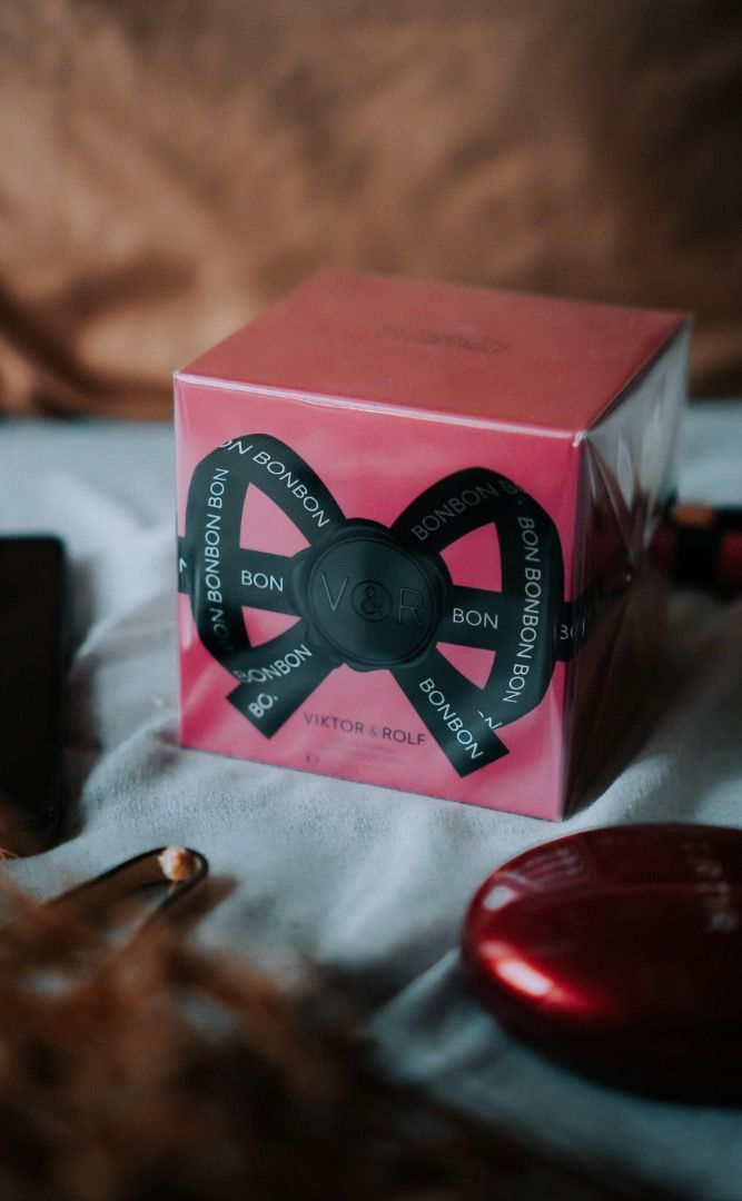 Viktor & Rolf Bonbon Eau de Parfum (Category: Fragrance & Deodorants) located in Pasig City. Submitted by laagn.ph (Listing ID 1465765096, Image 2). Description: - 100% Authentic Viktor & Rolf Bonbon fragrance box - Brand new, still sealed inside original plastic wrapping - Features signature pink packaging, black bow graphic, and V&R center seal - Square container design - Pristine, gift-ready condition - Perfect for gifts or personal collection