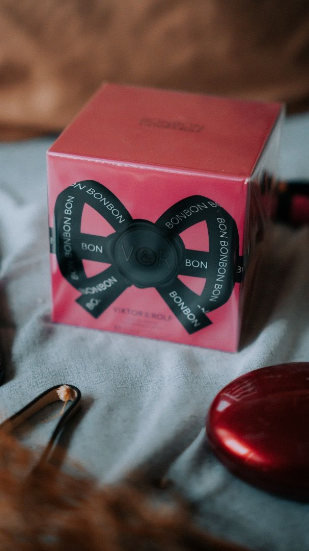 Viktor & Rolf Bonbon Eau de Parfum (Category: Fragrance & Deodorants) located in Pasig City. Submitted by laagn.ph (Listing ID 1465765096, Image 3). Description: - 100% Authentic Viktor & Rolf Bonbon fragrance box - Brand new, still sealed inside original plastic wrapping - Features signature pink packaging, black bow graphic, and V&R center seal - Square container design - Pristine, gift-ready condition - Perfect for gifts or personal collection