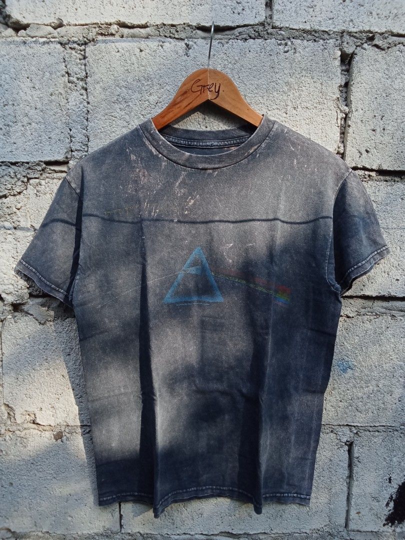 VINTAGE 90's PINK FLOYD TOUR TEE (Category: Tshirts & Polo Shirts ) located in Bayombong. Submitted by ern__ygr15 (Listing ID 1465840010, Image 1). Description: excellent condition no issue W20×L26 color rate 10/10.