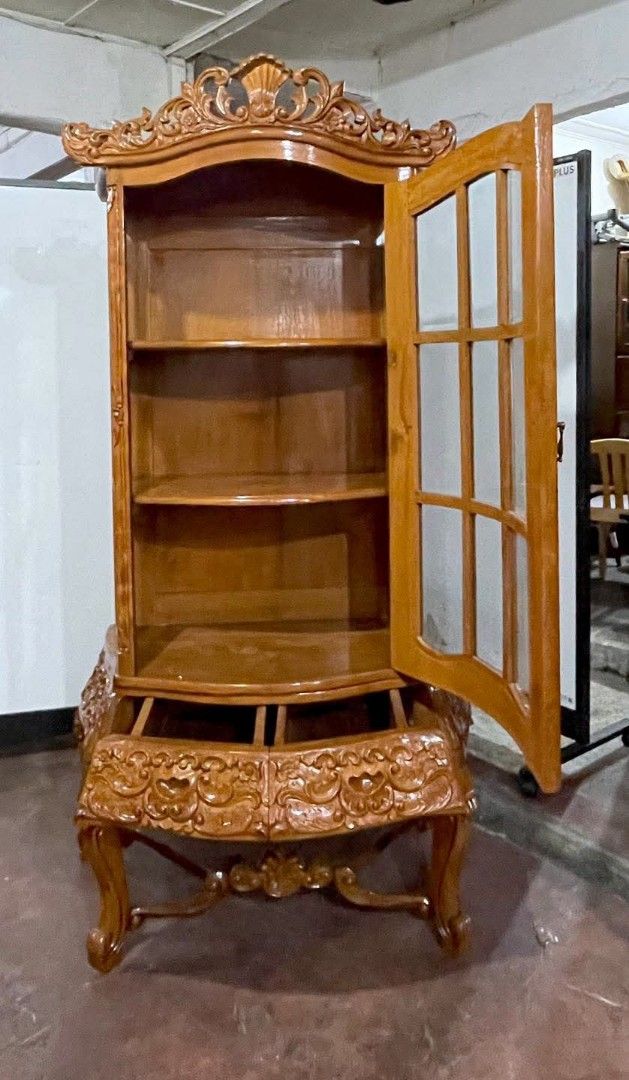 Vintage Baroque Display Cabinet (Category: Shelves, Cabinets & Racks) located in Quezon City. Submitted by dannikkishoppe2 (Listing ID 1465869792, Image 3). Description: Vintage Baroque Display Cabinet ‼️₱38000‼️ Beautiful carved details, glass doors, and elegant antique-style finish—perfect pang-display ng collections, figurines, glassware, or special items. ✨ 📏 H-74” | L-39” | W-20” 🇯🇵 Japan Surplus Quality 💯 Elegant • Unique • Eye-catching