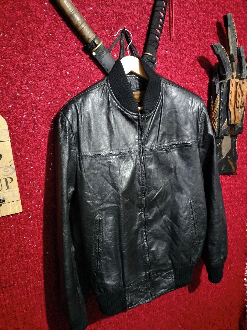 VINTAGE BOMBER LEATHER JACKET FOR MEN'S (Category: Coats, Jackets and Outerwear) located in Baguio. Submitted by vertex_nga.pow (Listing ID 1465771198, Image 3). Description: VINTAGE BOMBER LEATHER JACKET FOR MEN'S MEDUIM SIZE DIMENSION 26L BY 21 ARMPIT TO ARMPIT 17 INCHES SHOULDER TO SHOULDER 25 INCHES SLEEVE REMOVABLE FUR LINING INSIDE GOOD CONDITION BAGUIO LOCATION PLUS SF SA MALAYU JNT COURIER PASS COD UNLI VOUCH PRICE:PM DM PM DM IF INTEREST