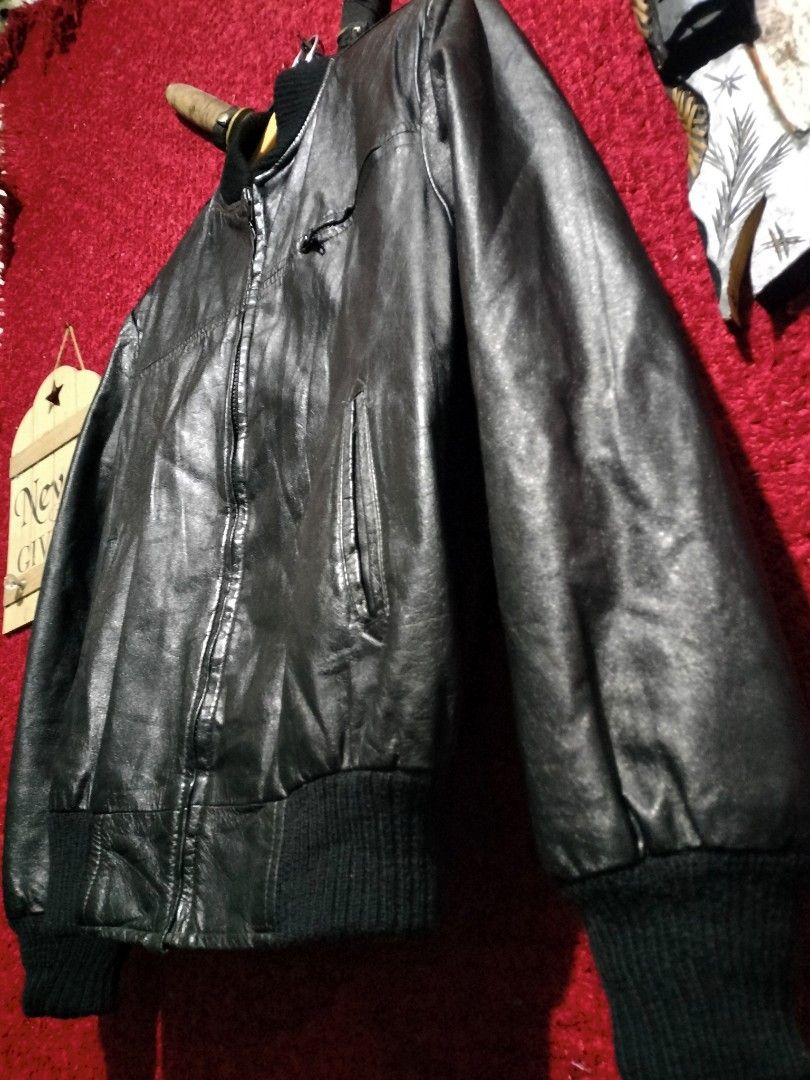 VINTAGE BOMBER LEATHER JACKET FOR MEN'S (Category: Coats, Jackets and Outerwear) located in Baguio. Submitted by vertex_nga.pow (Listing ID 1465771198, Image 2). Description: VINTAGE BOMBER LEATHER JACKET FOR MEN'S MEDUIM SIZE DIMENSION 26L BY 21 ARMPIT TO ARMPIT 17 INCHES SHOULDER TO SHOULDER 25 INCHES SLEEVE REMOVABLE FUR LINING INSIDE GOOD CONDITION BAGUIO LOCATION PLUS SF SA MALAYU JNT COURIER PASS COD UNLI VOUCH PRICE:PM DM PM DM IF INTEREST