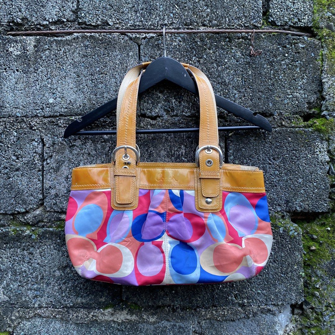 Vintage Coach (Category: Shoulder Bags) located in Pasig City. Submitted by lumangkamisa (Listing ID 1465920478, Image 1). Description: Needs Cleaning Please see pics for the condition.