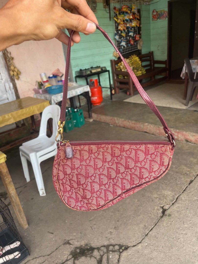 VINTAGE DIOR OBLIQUE (Category: Luxury Bags & Wallets) located in Molave. Submitted by thriftmate13 (Listing ID 1465793410, Image 1). Description: .