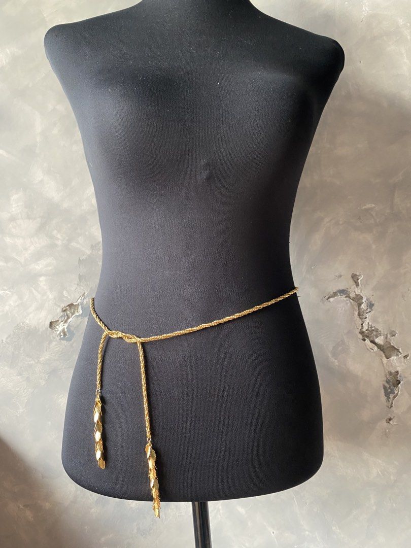 Vintage leaf cluster lariat necklace (Category: Necklaces) located in Cebu City. Submitted by janb85 (Listing ID 1465942719, Image 3). Description: vintage gold-toned lariat / scarf necklace featuring a thick woven rope chain that terminates in two decorative cascading leaf cluster tassels. Can style it many ways .