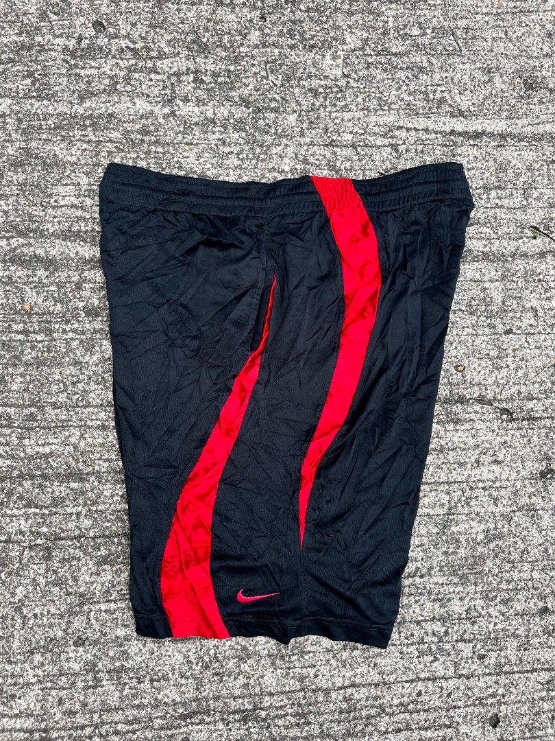 Vintage Nike Baller Short (Category: Shorts) located in Talisay. Submitted by reyteliquido (Listing ID 1465862229, Image 1). Description: Fittings Large Length 21.5 Leg opening 13 Excellent condition Color rate 10/10 Issue baby lints/rans loosegart pero may lace and cut tag and paint.