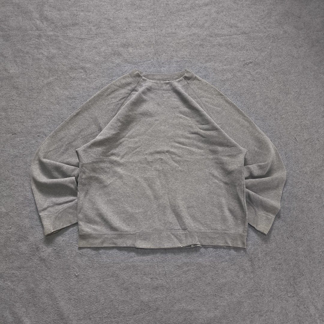 Vintage Russell Athletics Sweater (Category: Activewear) located in Manila. Submitted by shykes_26 (Listing ID 1465760359, Image 2). Description: Dimensions Width - 24.5 Length - 27 Size on tag - L (Boxy) Issues - Distresses, Scratches.