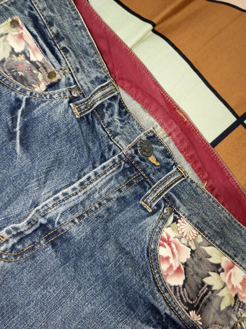Vintage Sukajan Koi Fish Jorts (Category: Activewear) located in San Pablo. Submitted by thriftyjd (Listing ID 1465766680, Image 3). Description: Dimes: Waist34 x L24 x Leg13 x O10.5 ‎Condition/color rate: 9/10 Presentable condition.